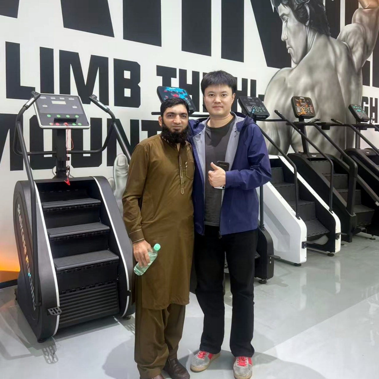 yingruis Fitness Equipment Technology Co., Ltd. Pakistanlı Müşterilere Yönelik 30 Kavisli Koşu Bandı Siparişini Başarıyla Tamamladı